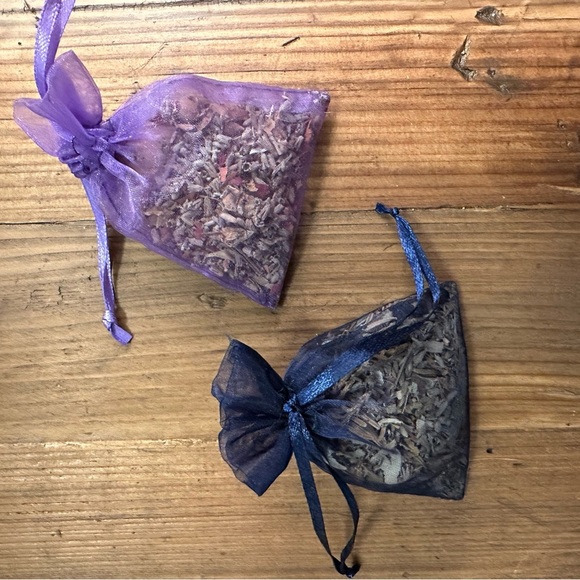 Blue Organza Sachet with Dried Botanicals - Picture 3 of 3